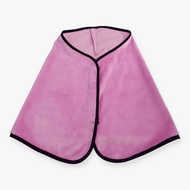 Hobby Horse deken Rose van LarDen van zacht roze pluche met zwarte bies en klittenbandsluiting voor, plat neergelegd