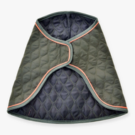 Deken Sport van LarDen voor Hobby Horse, gewatteerde olijfgroene deken met oranje bies, open met donkerblauwe voering