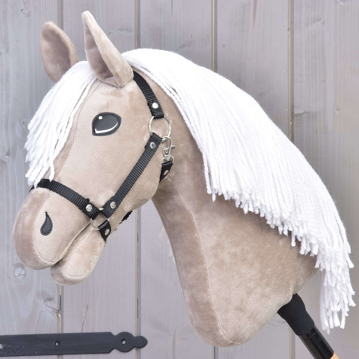 Hobby Horse Blondie avec licol noir de LarDen, tête en peluche beige à longue crinière en fil blanc, vue de profil