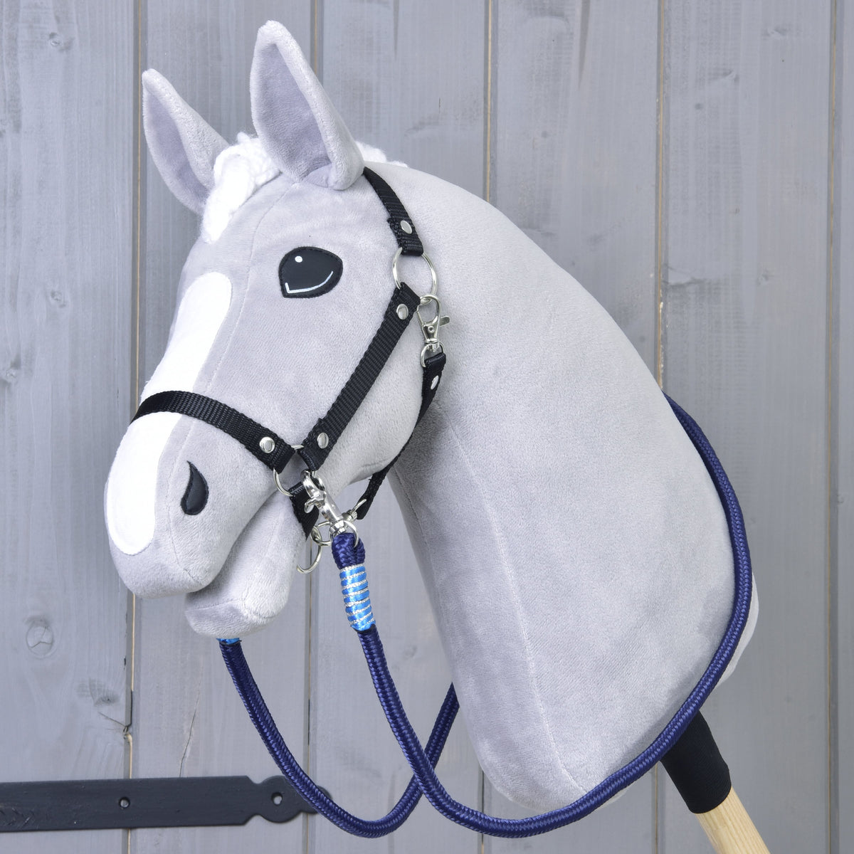 Hobby Horse gris clair avec licol noir et rênes Blues bleu marine à enroulements bleu clair autour de l’encolure