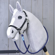 Lichtgrijze Hobby Horse met zwart halster en marineblauwe Teugels Blues met lichtblauwe omwikkelingen om de hals