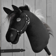 Hobby Horse Bond avec licol noir de LarDen, tête en peluche noire à crinière duveteuse noire et gris argenté, vue de profil
