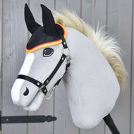 Hobby Horse gris à crinière blonde et licol noir portant le bonnet d’oreilles Flag DE noir, rouge et or
