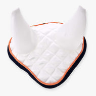 Hobby Horse bonnet d’oreilles Speedy de LarDen en satin matelassé blanc, oreilles blanches, passepoil orange et bordure marine