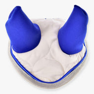 Bonnet d’oreilles Cream Pearl de LarDen pour Hobby Horse, matelassé crème, oreilles bleu roi, passepoil bleu et bord argent pailleté