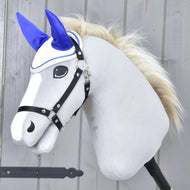Hobby Horse gris à crinière blonde et licol noir portant le bonnet d’oreilles Cream Pearl aux oreilles bleu roi vif