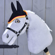 Hobby Horse gris en peluche portant le bonnet d’oreilles noir au crochet Flag bordé de rouge et de jaune, avec un licol noir