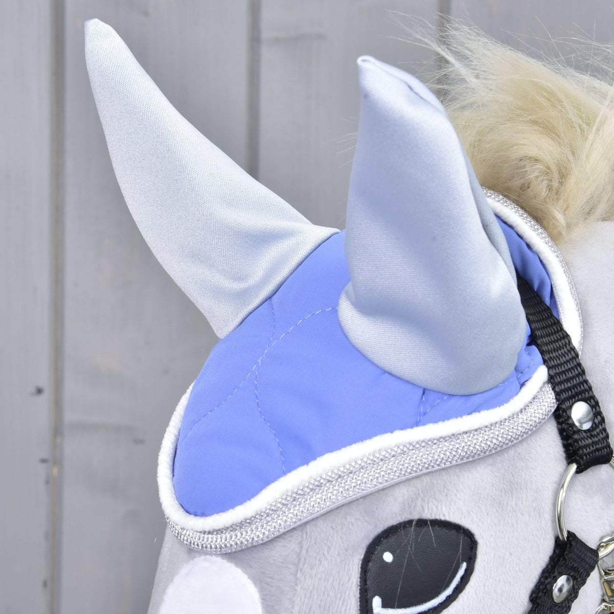 Gros plan du bonnet d’oreilles Light Violett sur un Hobby Horse gris : matelassage doux, oreilles gris clair et bord gris pailleté