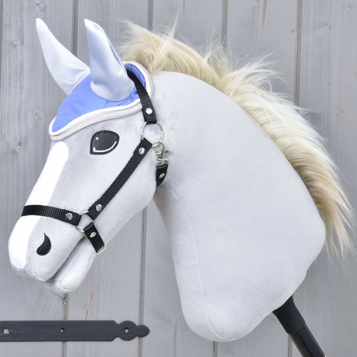 Hobby Horse gris à crinière blonde et licol noir portant le bonnet d’oreilles Light Violett aux oreilles gris clair