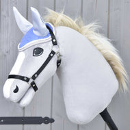 Hobby Horse gris à crinière blonde et licol noir portant le bonnet d’oreilles Light Violett aux oreilles gris clair