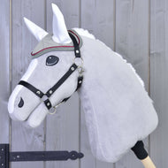 Hobby Horse gris clair au licol noir portant le bonnet d'oreilles gris argent aux oreilles blanches