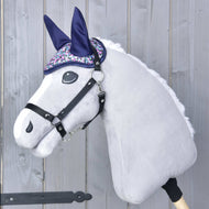 Hobby Horse gris avec licol noir portant le bonnet d’oreilles bleu marine à petit motif fleuri sur le front