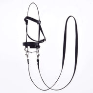 Zwart hoofdstel met teugels van band II van LarDen voor Hobby Horse, zwart band met musketonhaken en metalen bit, op wit