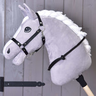 Hobby Horse gris avec licol noir en sangle et le cordéo noir en corde autour de l'encolure