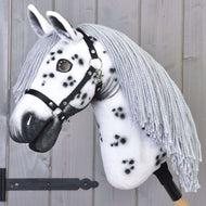 Hobby Horse Chantal met zwarte halster van LarDen, wit pluche hoofd met zwarte vlekken en lange grijze manen van garen