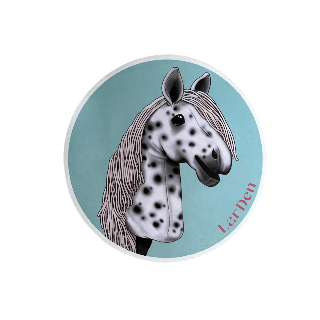 Sticker met een witte Hobby Horse met zwarte vlekken en grijze manen op een lichtturquoise cirkel