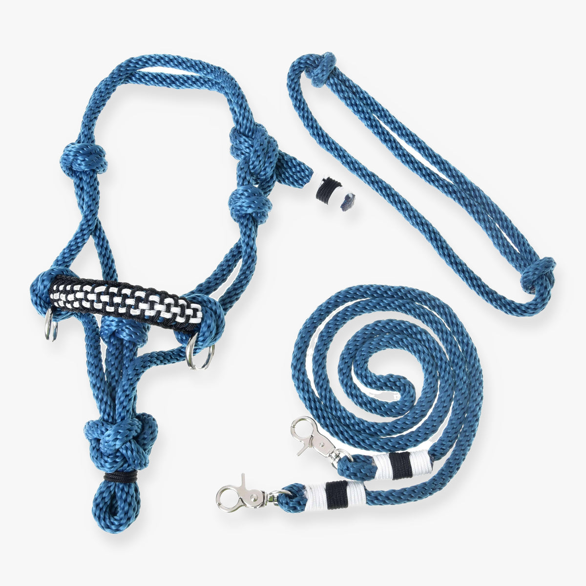 Ensemble de corde Chess pour Hobby Horse de LarDen en corde bleu pétrole : licol à muserolle en damier noir et blanc, cordéo et rênes