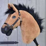 Hobby Horse Cookie met zwart halster van LarDen, een lichtbruin pluchen paard met ruige zwarte manen van bont en zwarte neus