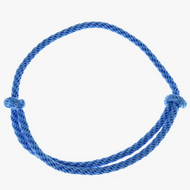 Hobby Horse Cordeo Sky van LarDen, halsring van blauw gevlochten touw met twee schuifknopen, op wit