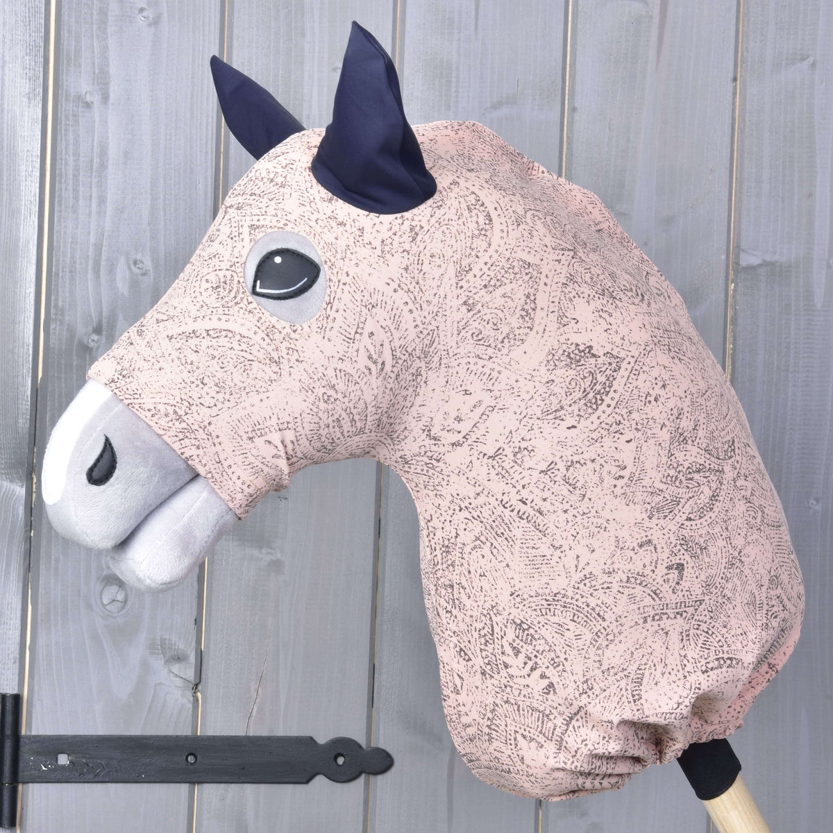 Hobby Horse beschermpak Cosmos (Lycra) van LarDen op een grijs hoofd, lichtroze met grijze paisleyprint en marineblauwe oren