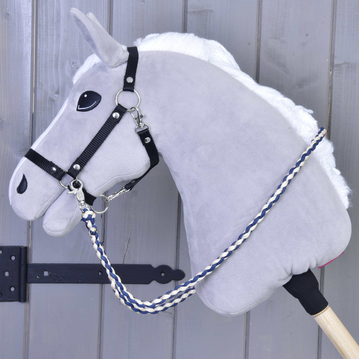 Hobby Horse gris en peluche avec licol noir et rênes tressées Cremo/Blue bleu marine et crème le long de l’encolure