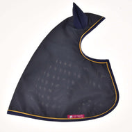 Imperméable bleu marine posé à plat de côté, tissu finement texturé, oreille bleu marine, passepoil doré et étiquette LarDen rose