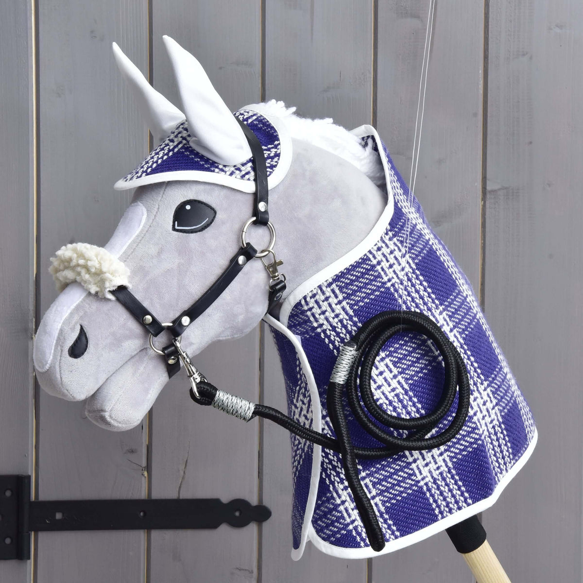 Hobby Horse gris avec l’ensemble Cube complet : couverture et bonnet d’oreilles à carreaux bleus et blancs, licol à muserolle en fourrure et longe