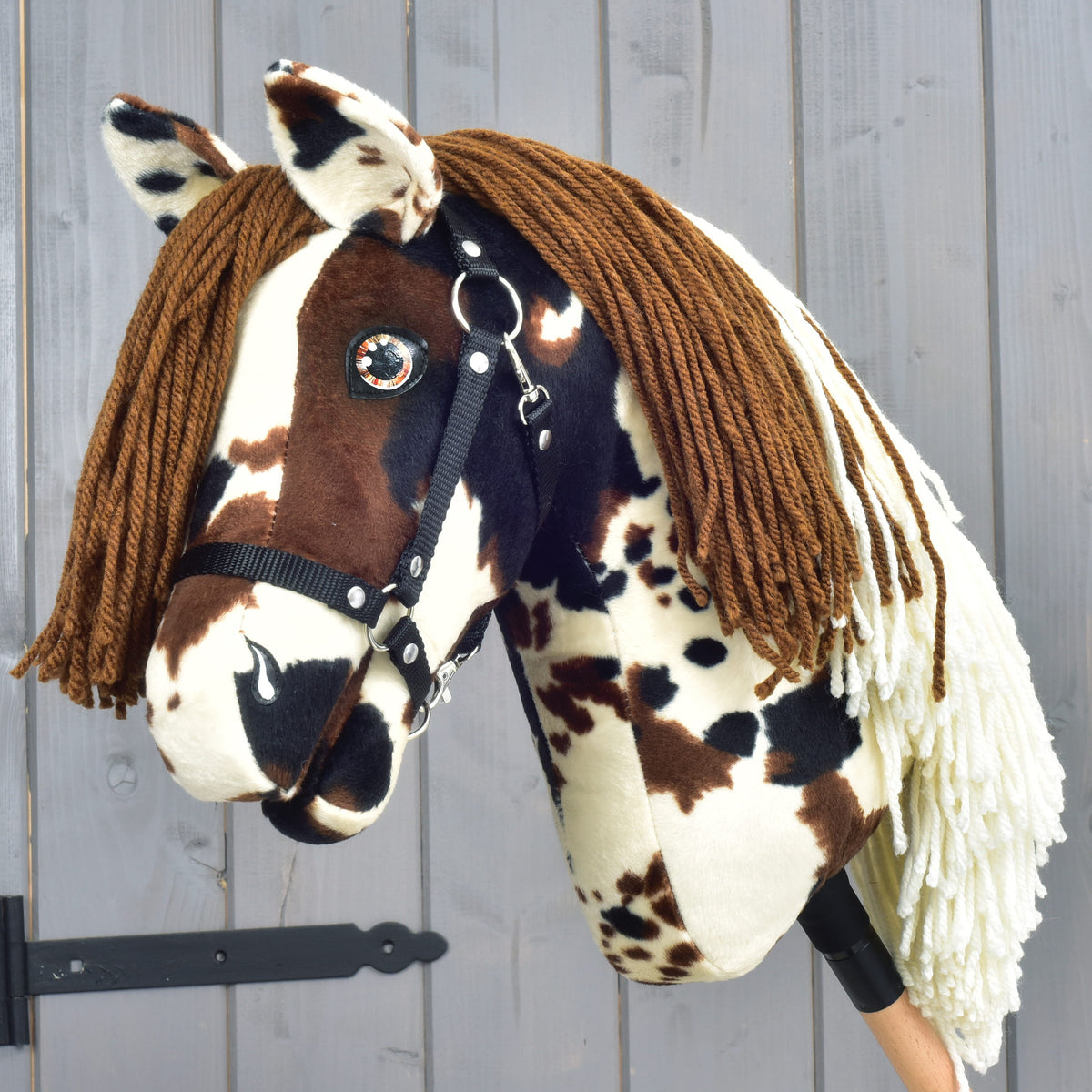 Hobby Horse Dakota avec licol noir de LarDen, peluche crème tachetée de brun et de noir, crinière en fil brun et crème