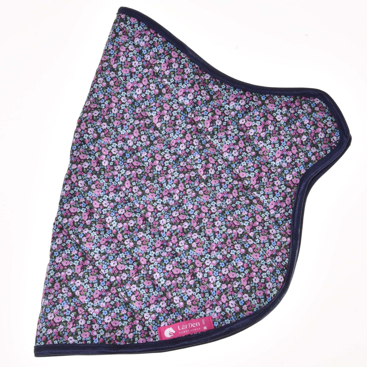 Vue d’ensemble de la couverture fleurie matelassée avec encolure arrondie et étiquette rose sur le bord inférieur bleu marine
