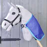 Hobby Horse en peluche gris avec licol noir portant la couverture anti-mouches en maille bleue, fermée au poitrail par un anneau métallique
