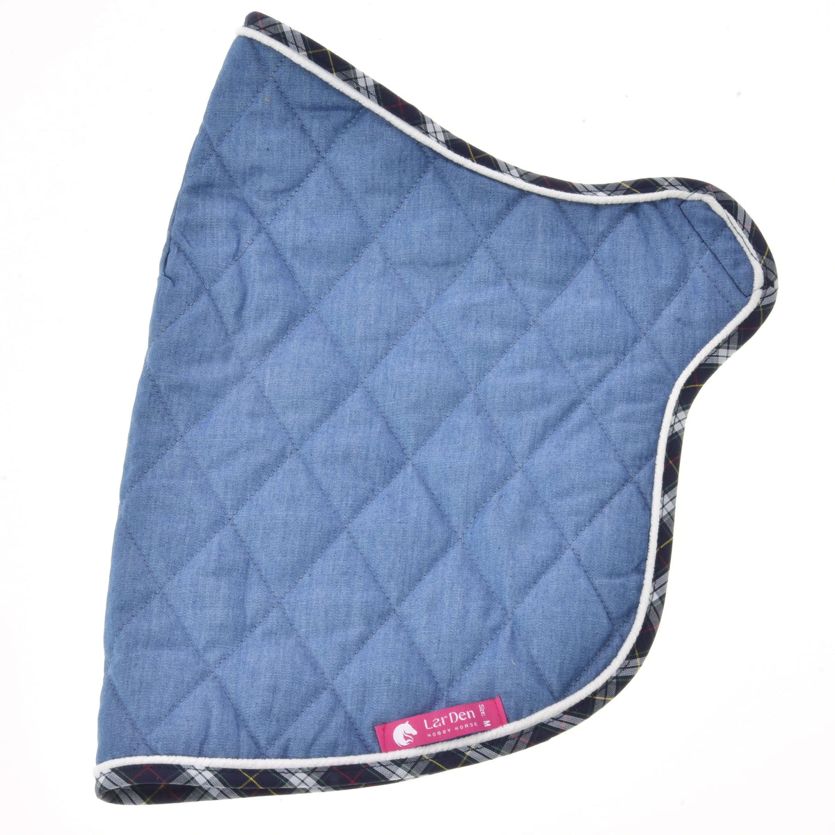 Couverture Beautiful Jeans pour Hobby Horse pliée en deux : matelassage losanges bleu jean, bordure écossaise et étiquette rose LarDen