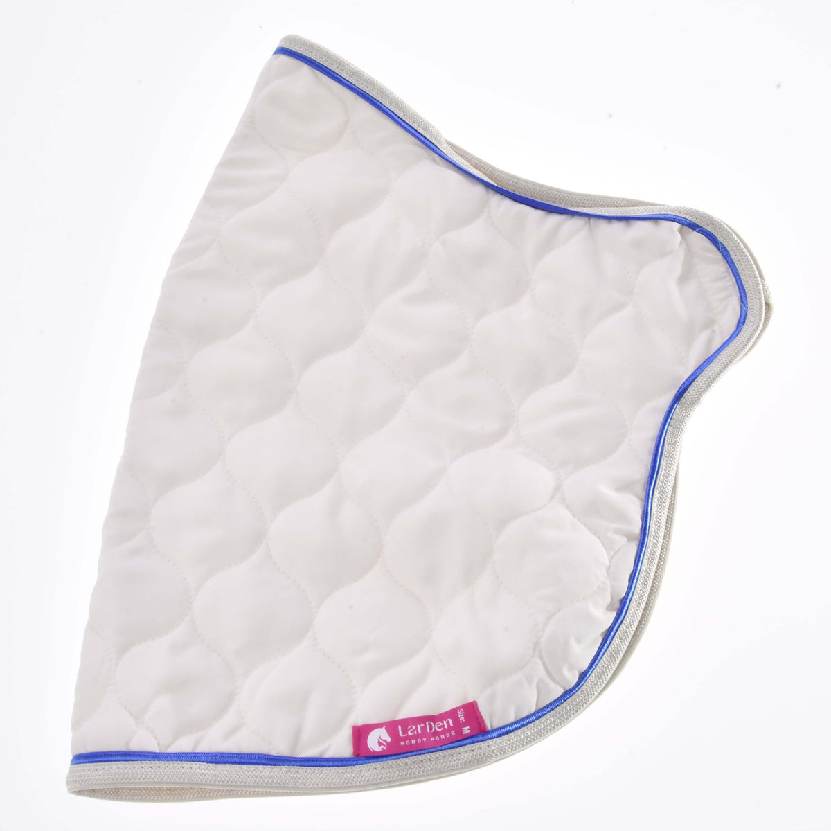 Hobby Horse Deken Cream Pearl dubbelgevouwen: crème golfstikwerk, blauwe bies en roze LarDen label aan de zoom