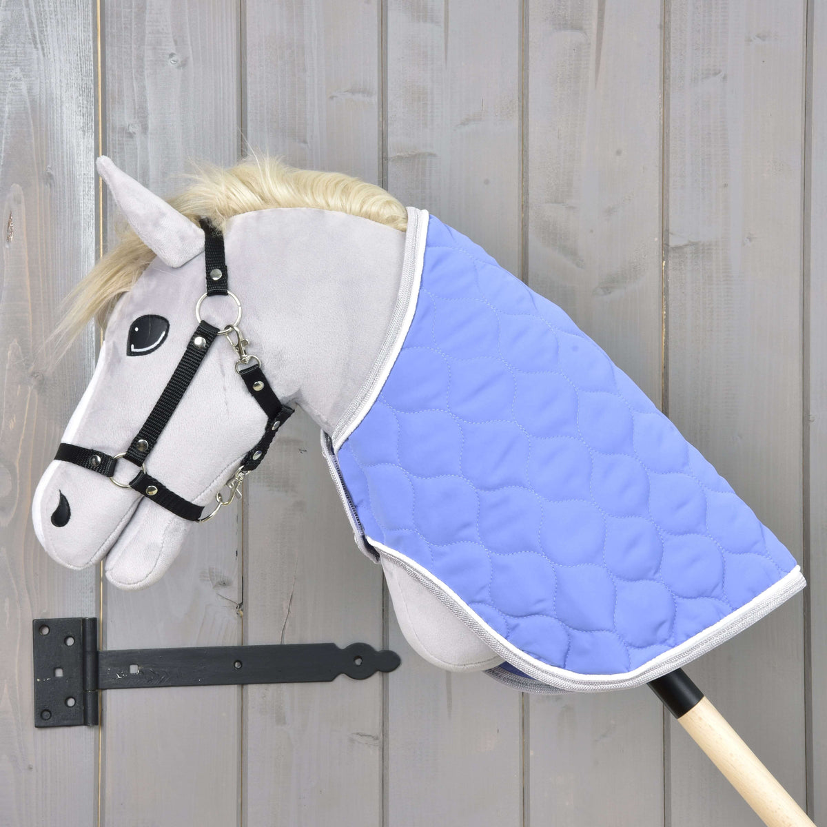 Hobby Horse gris avec licol noir portant la couverture matelassée Light Violett à bordure grise sur l’encolure