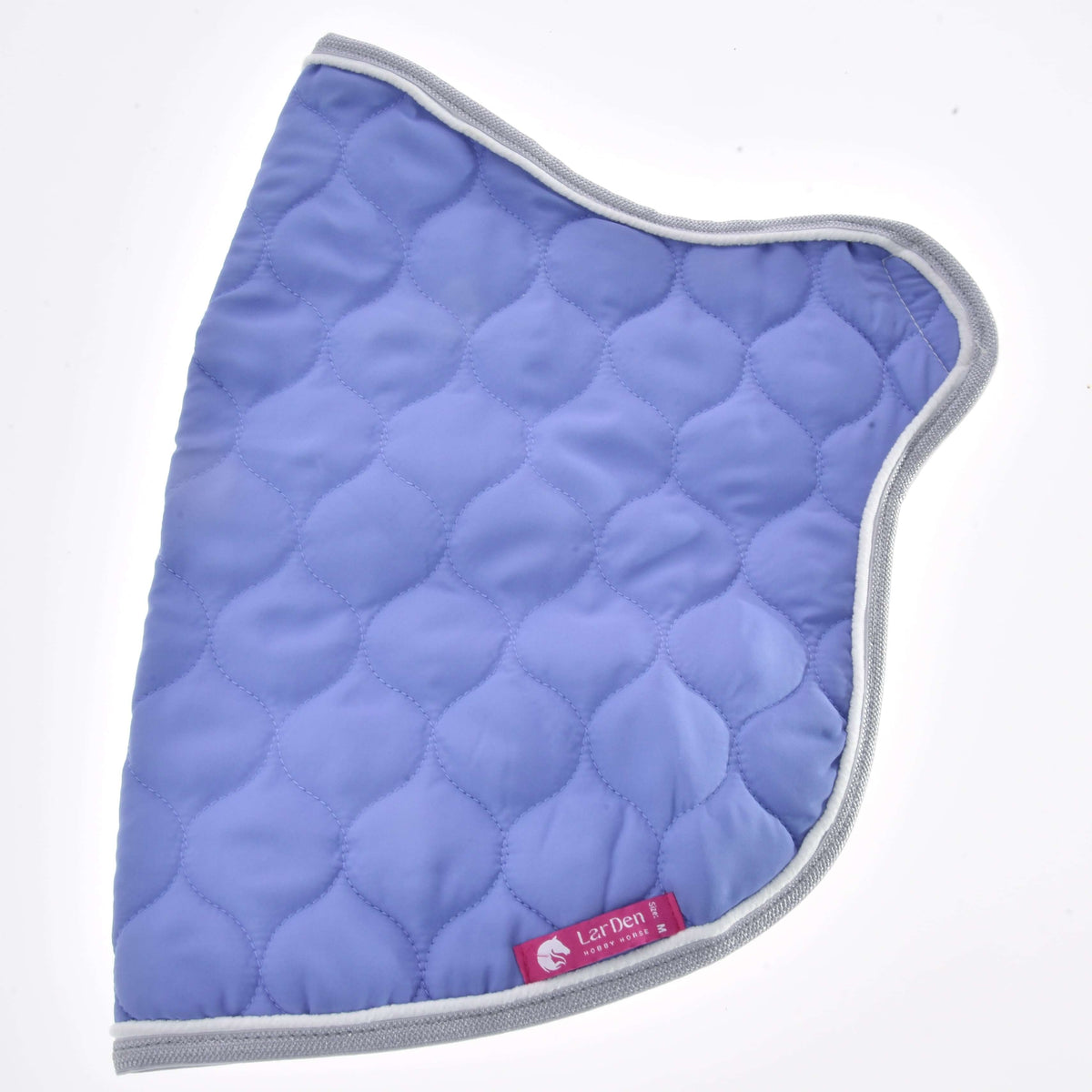 Couverture Light Violett pour Hobby Horse pliée en deux : matelassage ondulé, bordure grise et étiquette rose LarDen en bas