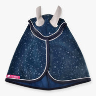 Hobby Horse regenjas Derby van LarDen opengevouwen van bovenaf, donkerblauwe druppelprint met lichtgrijze oren en fleecevoering