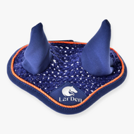 Bonnet d’oreilles au crochet Blue Sport pour Hobby Horse par LarDen, bleu marine pailleté argent, passepoil orange et logo blanc
