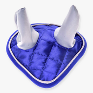 Bonnet d’oreilles DeLuxe Blue pour Hobby Horse par LarDen en satin matelassé bleu roi brillant, oreilles gris argent et passepoil gris