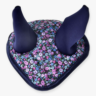 Bonnet d’oreilles Flower de LarDen pour Hobby Horse, oreilles bleu marine et dessus matelassé à petites fleurs roses, violettes et bleues
