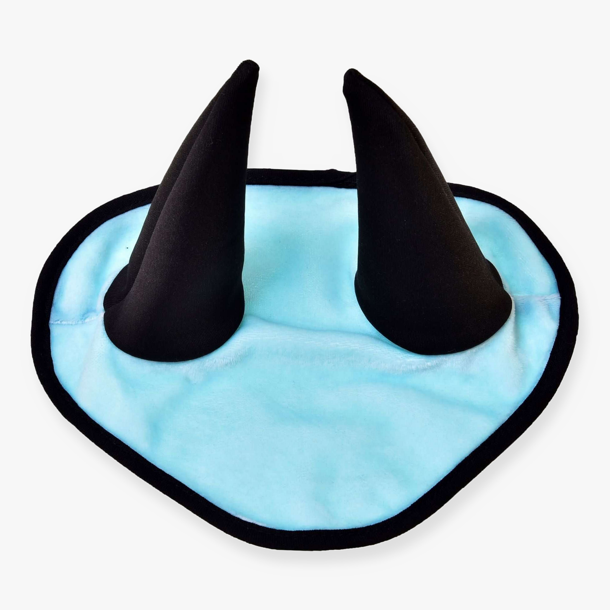 Bonnet d'oreilles Ice Blue pour Hobby Horse de LarDen en peluche bleu clair, bordure noire et deux oreilles noires, vu de dessus
