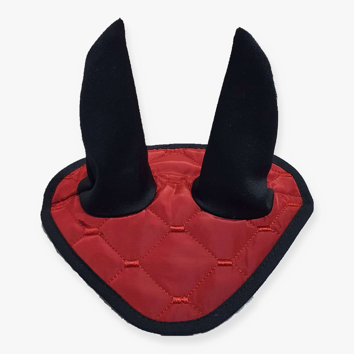Oornetje Thermo Bordeaux voor Hobby Horse van LarDen, rood met ruitstiksel, zwarte rand en zwarte oren