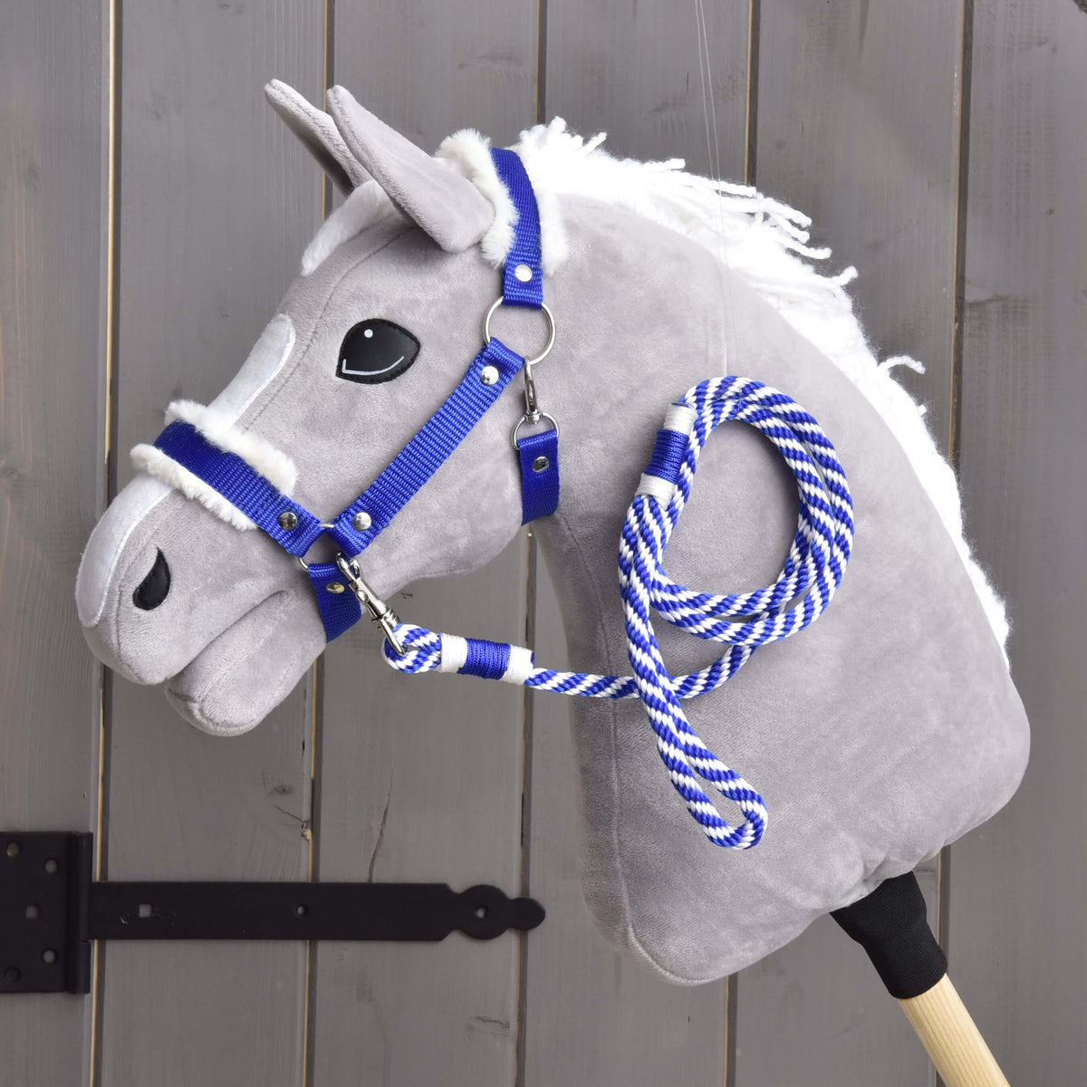 Grijze Hobby Horse in het koningsblauwe halster met bont uit de Set Essential Blue met het blauw-witte halstertouw eraan