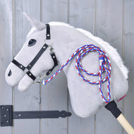 Lichtgrijze Hobby Horse met zwart halster en het gevlochten blauw-rood-witte halstertouw Flag CZ over de hals