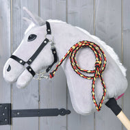 Lichtgrijze Hobby Horse met zwart halster en het gevlochten zwart-rood-gele halstertouw Flag over de hals