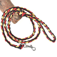 Gestreept halstertouw Flag voor Hobby Horse van LarDen, gevlochten van zwart, rood en geel koord met handlus en karabijnhaak