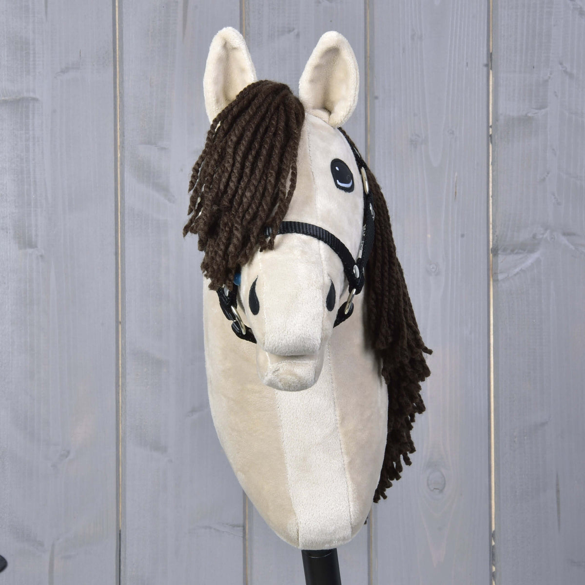 Hobby Horse Frederik LD avec licol noir vu de face, épais toupet en fil marron et oreilles en peluche crème