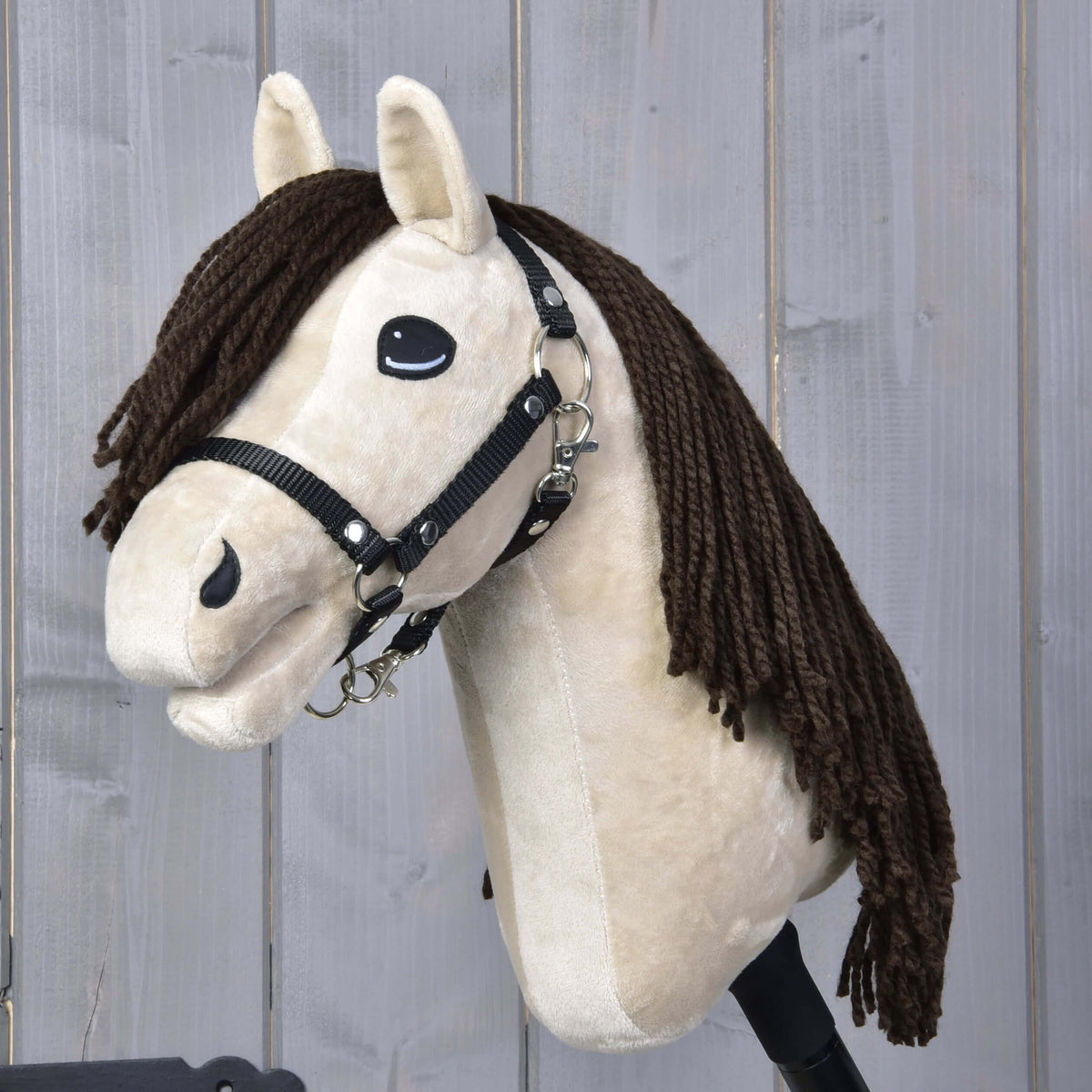 Hobby Horse Frederik LD avec licol noir de LarDen, tête en peluche crème à longue crinière et toupet en fil brun foncé