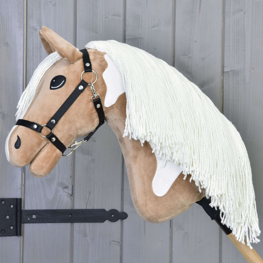 Hobby Horse Fury met zwart halster