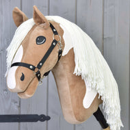 Hobby Horse Fury met zwarte halster van LarDen, lichtbruin pluche hoofd met witte bles, witte vlekken en crèmekleurige manen van garen
