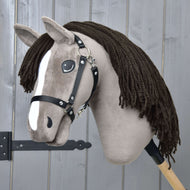 Hobby Horse Guccini avec licol noir de LarDen, tête en peluche gris-brun, crinière brun foncé en fil et liste blanche