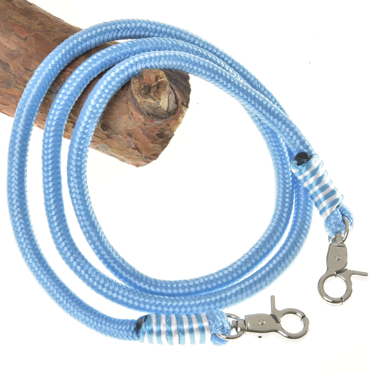 Teugels Heaven voor Hobby Horse van LarDen van lichtblauw touw met witgestreepte omwikkelingen en twee zilveren karabijnhaken